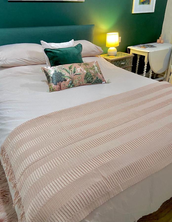 Stunning Annexe 1 Luxury Bedroom, Eating Area & Bathroom Only! Труро Екстер'єр фото